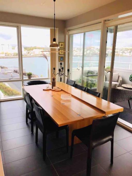 Stylish And Relaxing Two Bedroom Appartment, View Over Harbour Hafnarfjörður Bagian luar foto
